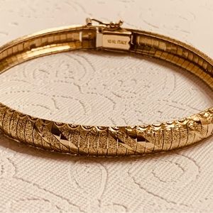 Absolutely Gorgeous Solid 10K Gold Diamond Cut Design Bracelet